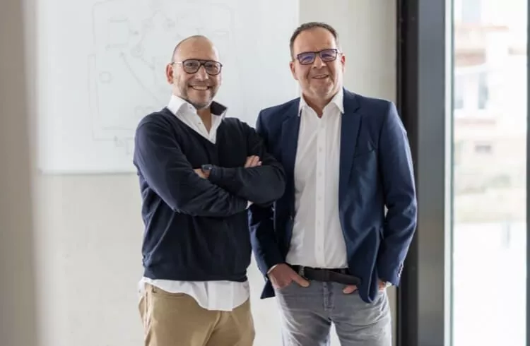 Portrait der zwei Geschäftsführer vor Whiteboard Objective Partner