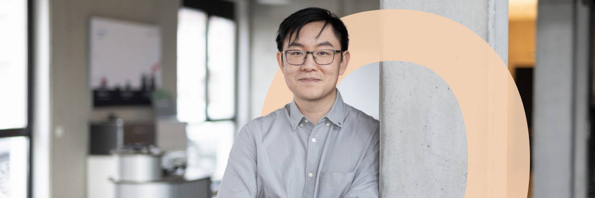 Chen Li als Data Scientist und Developer im Büro von objective partner in Weinheim.