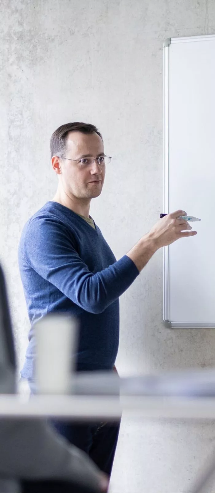 Mann zeigt auf Grafik an Whiteboard Datengetriebenes Unternehmen