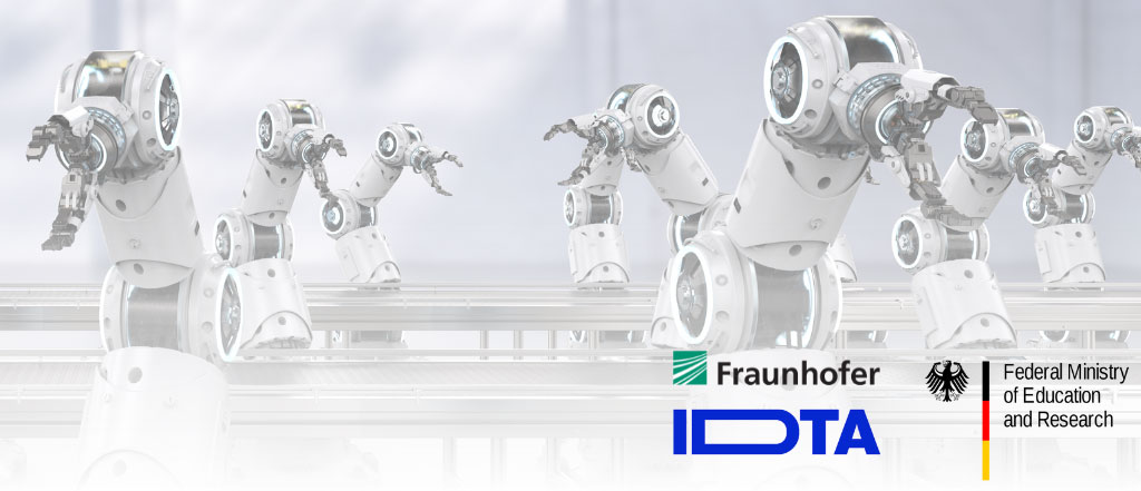 Industrielle Roboterarme in einer Produktionslinie, mit Logos des Fraunhofer-Instituts, der IDTA und des Bundesministeriums für Bildung und Forschung.