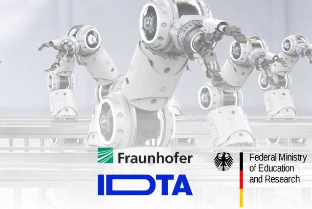 Roboterarme in einer Produktionslinie mit Logos von Fraunhofer, IDTA und dem Bundesministerium für Bildung und Forschung, symbolisiert industrielle Automatisierung und Forschung.